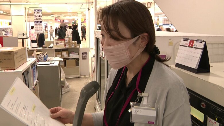 閉店のアナウンスをする従業員