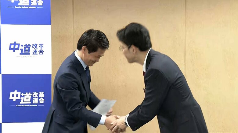 握手を交わす小川淳也氏と階猛氏