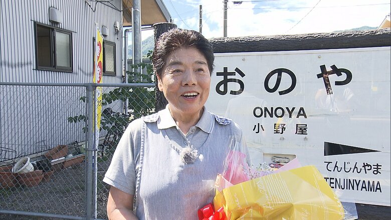 ボランティアで駅に花を飾っている福村美穂子さん