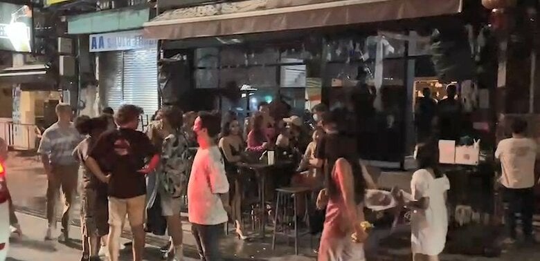 テーブルに白いカップが置かれている