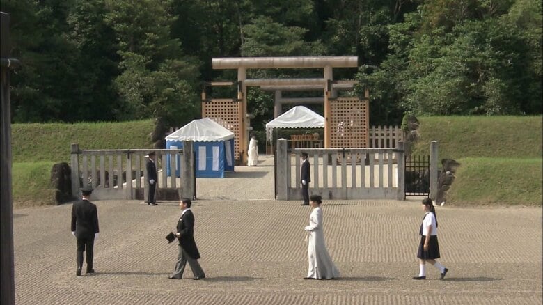 神武天皇陵を参拝される皇太子ご一家（奈良・橿原市）平成28（2016）年7月