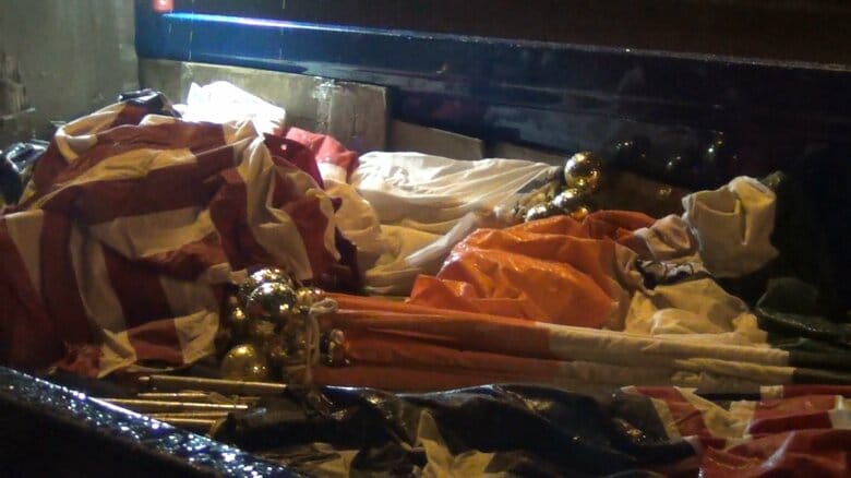 荷台に積まれた国旗（5月21日夜）