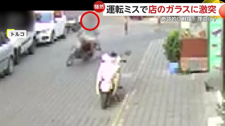 バイクの男性が店のガラスに突っ込む瞬間（6日、トルコのエーゲ海地方）②