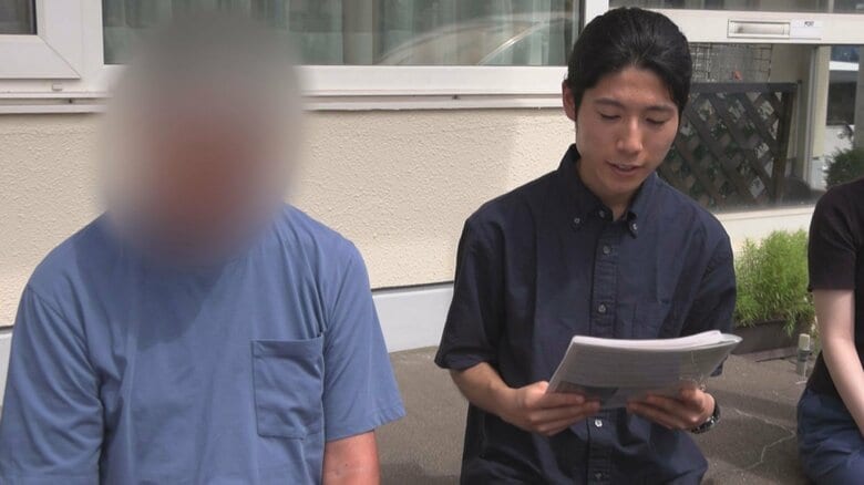 諏訪野さんの遺族に説明する宮田さん（写真右）