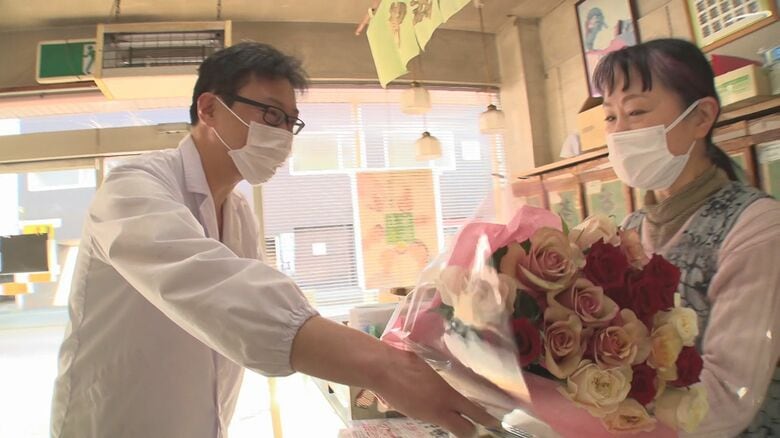 杉崎さんに花束を手渡す鈴木健太郎さん