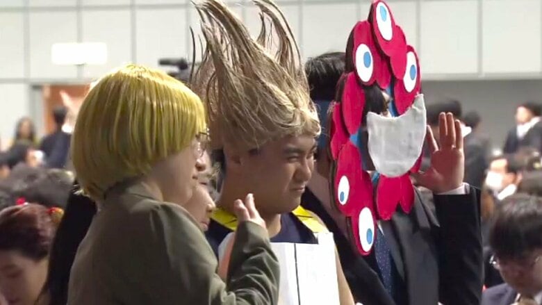 仮装した卒業生