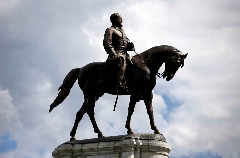 撤去される前のロバート・リー将軍の銅像