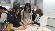 原爆資料館に折り鶴体験スペース新設　平和への思いを形にして　寄附箱も設置　広島