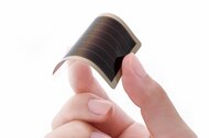 屋内でも発電できる「曲がる太陽電池」が将来はスマホにも搭載? “充電のない世界”を目指すリコーに聞いた