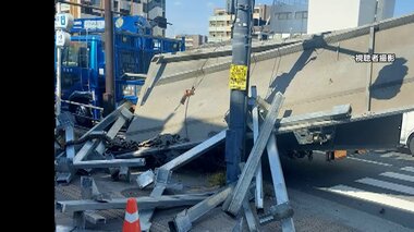 「右折しようとして荷崩れ」トラックから積み荷の鉄骨や鉄板落下　ガードレールやガード…