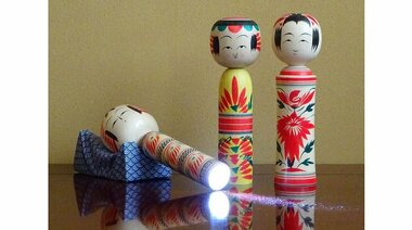 イメージを逆手に? 倒れると暗闇を照らす“明かりこけし”が話題…防災グッズの意外な開発理由