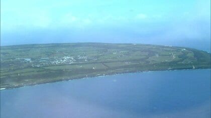 イカ漁漁船が海上で炎上げる…海保が遭難信号受信し乗組員2人救助　けがなし　「第八彩妃丸」が沈没　沖縄・南大東島の沖合