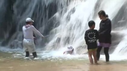水しぶきで涼を満喫！「妹背の滝」で水遊び　家族連れで賑わう　広島・廿日市市