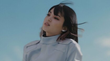 平手友梨奈の眼光がキラリ？ミステリアスな宇宙人姿でUFOに搭乗　ジョーンズ「ヒラテに叱られるのは、うれしい」