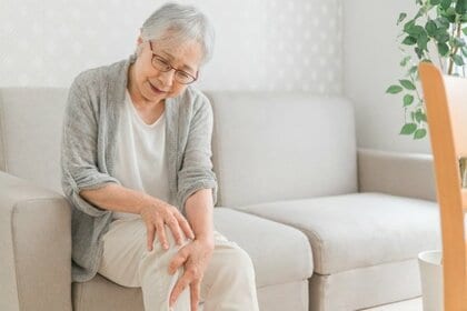 【中高年に調査】膝の痛み 約3人に1人が悩む一方で、約3割は「何もしていない」 男性は「運動時」、女性は「日常動作」での痛みが顕著に