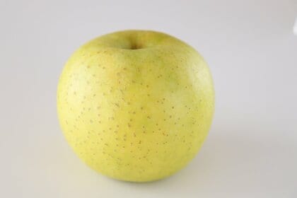 酸味が少なく甘みが強い青りんごの定番「王林」