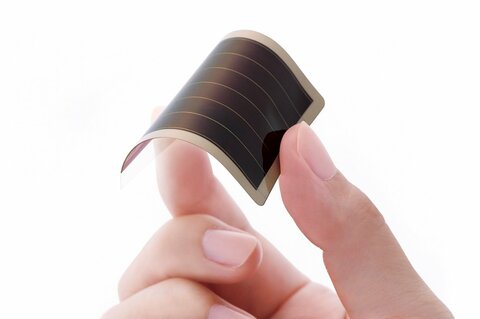 屋内でも発電できる「曲がる太陽電池」が将来はスマホにも搭載? “充電のない世界”を目指すリコーに聞いた