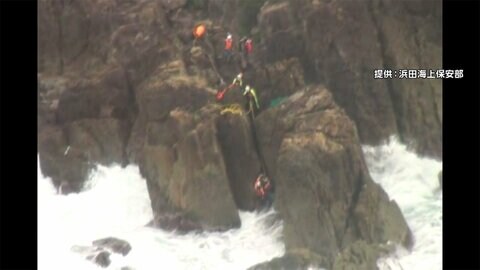 荒れる冬の海 釣り人が転落 沖合300メートルまで流され救助