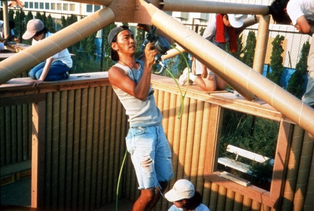 『紙のログハウス 神戸』1995年 平井広行撮影 Courtesy of Shigeru Ban Architects