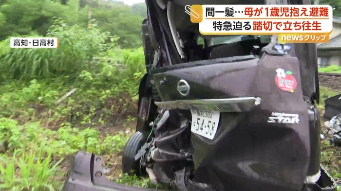 後部座席がつぶれている車