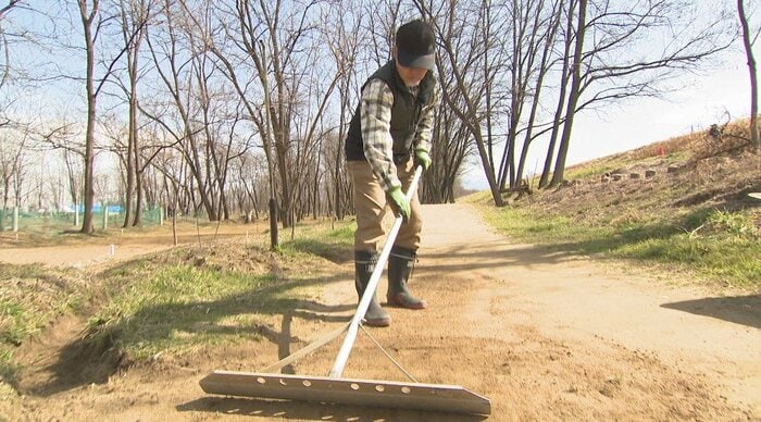 コースの整備をするボランティア