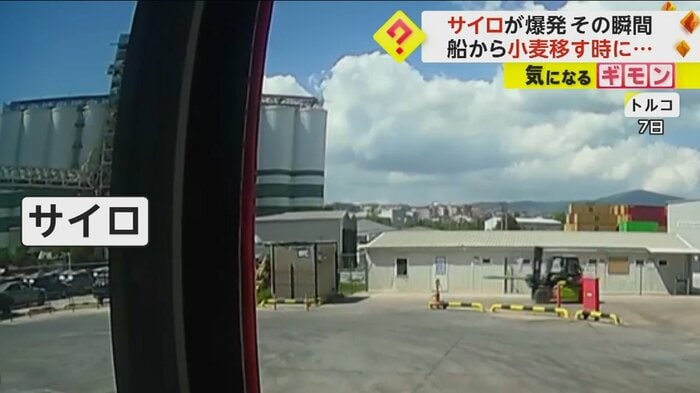 フォークリフトが穀物を貯蔵するサイロの方向へ走っている