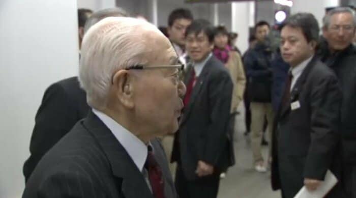 井手干樹さん（左）と古宮社長（右から2人目）（2011年3月12日）