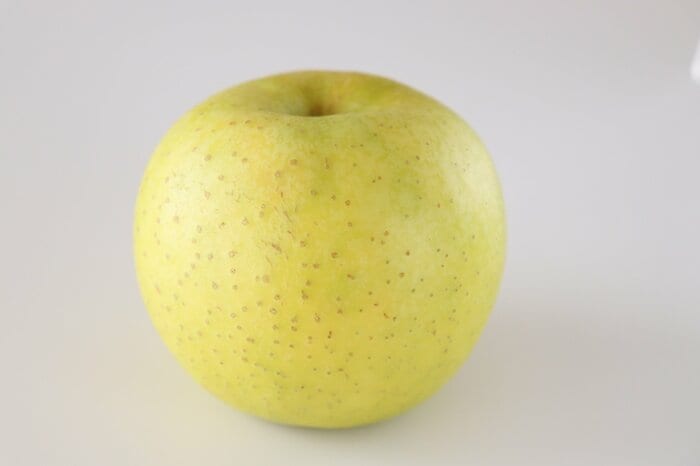 酸味が少なく甘みが強い青りんごの定番「王林」