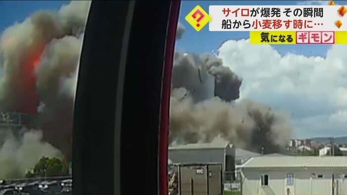 サイロから炎とともに大量の煙が上がる