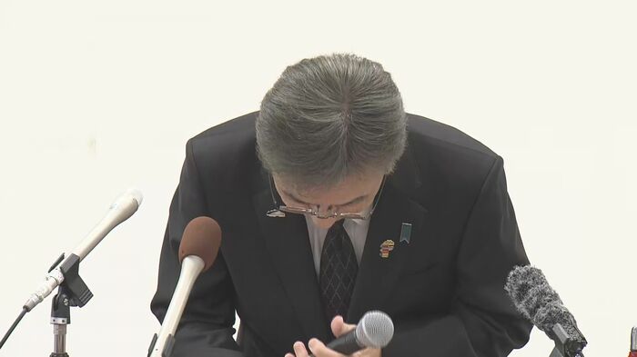 頭を下げる杉本知事