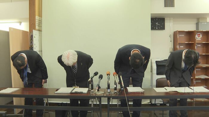 職員3人によるウソの完了報告が発覚。県は謝罪会見を開いた（2025年10月）