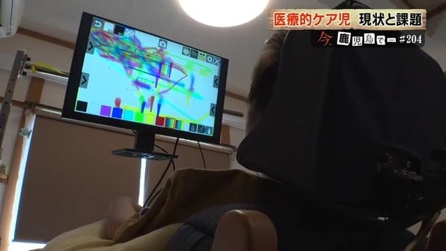「視線入力アート」で作品を制作する瑛斗くん