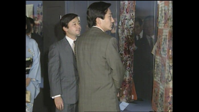 友人の観世宗家26世・観世清和さんの案内で展示をご覧になる皇太子さま