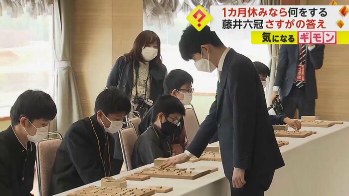 子どもたちと将棋を指す藤井六冠