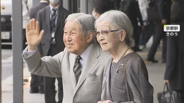 上皇ご夫妻　4年ぶりに“私的旅行”　京都では“最高位”ロングドレスを鑑賞…駅では700人以上が歓声｜FNNプライムオンライン