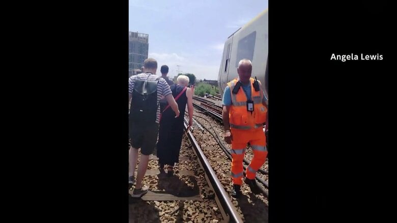「オーブンで加熱されてる気分」列車“立ち往生”で冷房停止　“灼熱車内”に乗客閉じ込め…線路上を歩いて避難　ロンドン｜FNNプライムオンライン