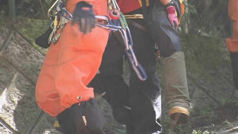 「一晩中、山の中を歩き回っていた」キノコ採りで81歳男性が遭難　翌朝、林の中で家族が発見　救助隊に背負われ下山　長野・松本市｜FNNプライムオンライン