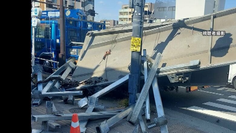 「右折しようとして荷崩れ」トラックから積み荷の鉄骨や鉄板落下　ガードレールやガードパイプ破損し周辺の歩道ふさぐ　東京・足立区｜FNNプライムオンライン