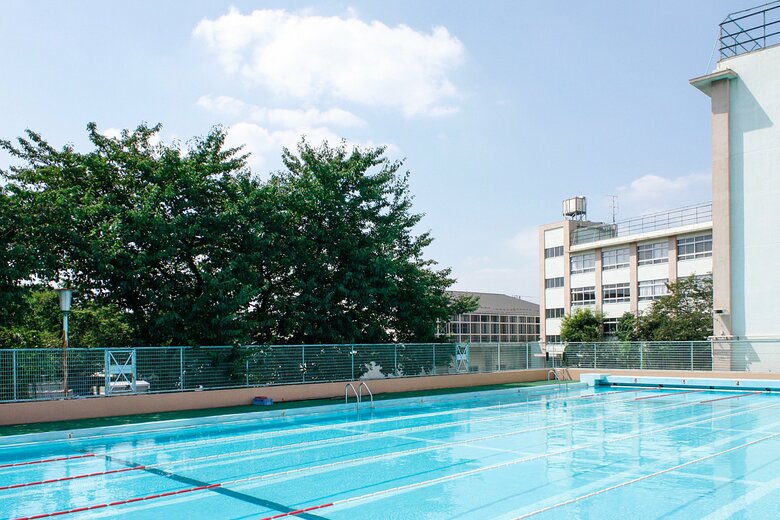 市区町村における小学校の水泳（プール授業）実施状況、「公共施設等で実施」約4割 「民間事業者に委託」約2割