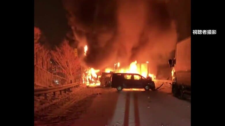 黒く焼け焦げた車は原形とどめず…関越道50台以上絡む事故で車20台が炎上し女性1人死亡26人ケガ　現在も一部区間で通行止め解除の見通し立たず｜FNNプライムオンライン