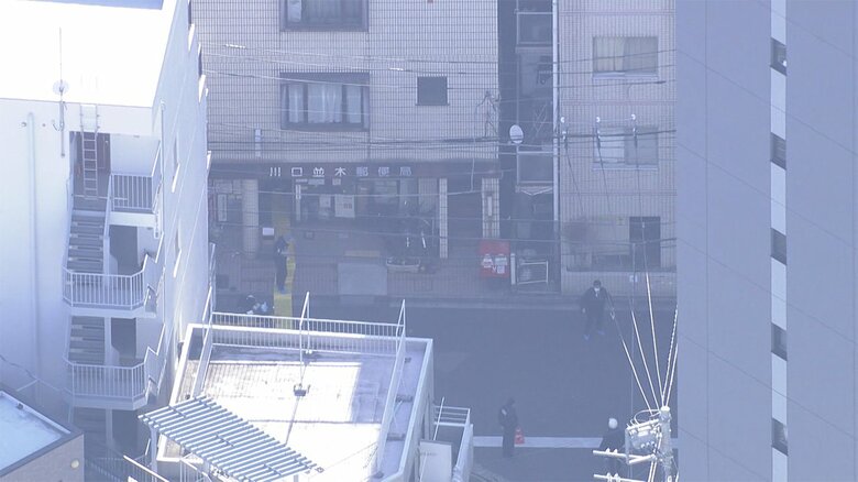 【速報】郵便局に“刃物男”　男女2人が顔など切りつけられる　現金奪って逃走中　埼玉・川口市｜FNNプライムオンライン