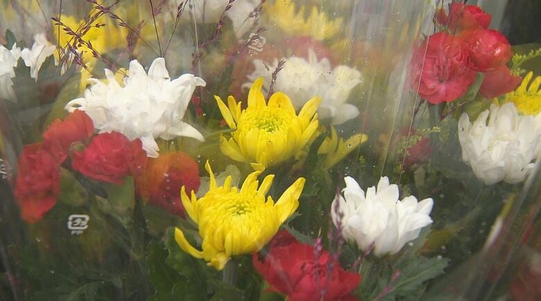 迎え盆を前に　善光寺表参道で恒例の「お花市」　先祖に供える色とりどりの盆花　「9月中旬～下旬並み」の過ごしやすい一日　12日の最高気温は長野27.3度、松本25.1度｜FNNプライムオンライン
