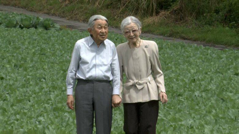 上皇ご夫妻が手を繋いで軽井沢のキャベツ畑を散策　戦後旧満州からの開拓者に長年心寄せられ｜FNNプライムオンライン