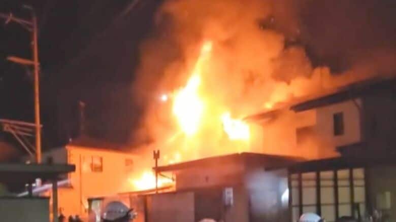 住宅から噴き出す炎…1棟全焼、焼け跡から1人の遺体見つかる　住人男性と連絡取れず｜FNNプライムオンライン