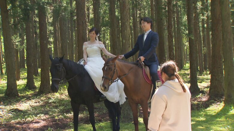 馬と一緒にウェディングフォト 富山・頼成の森で撮れる「全国でも数軒」の特別な体験|FNNプライムオンライン