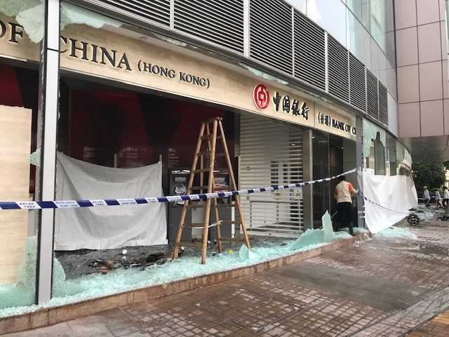 10月4日のデモで中国銀行は通りに面したガラスが全て割られ、ATMなどの機器も破壊された(撮影10月5日)