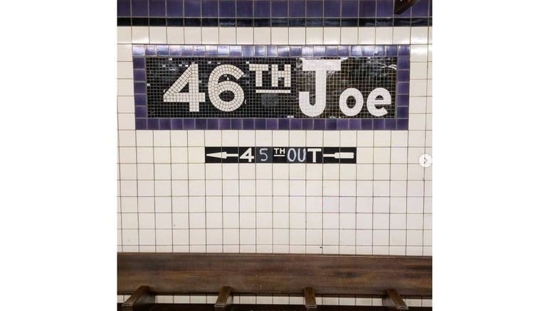 地下鉄の「46丁目駅」の駅名の看板が「46代大統領ジョー(バイデン)/45代目はOUT」と書き換えられた (Adrian Wilson/@plannedalismインスタグラムより)