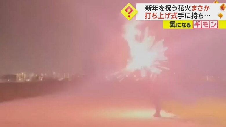 打ち上げ花火が男性の手の中で爆発する瞬間②