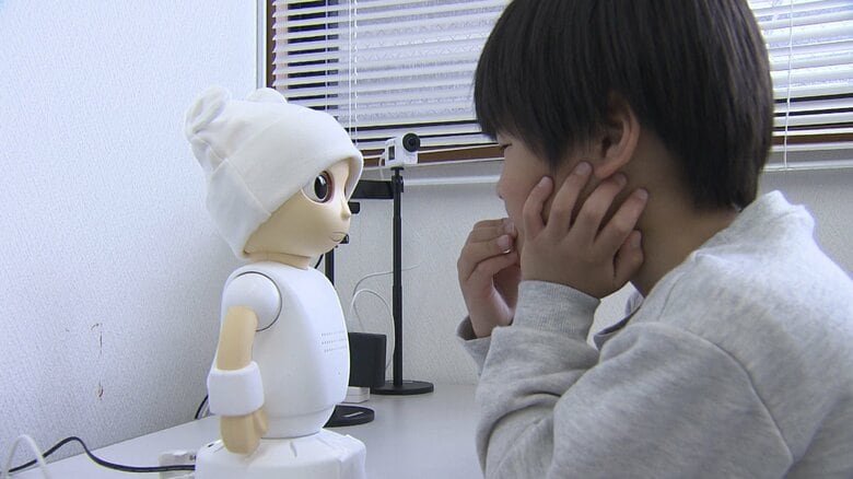 ロボットと会話する子供