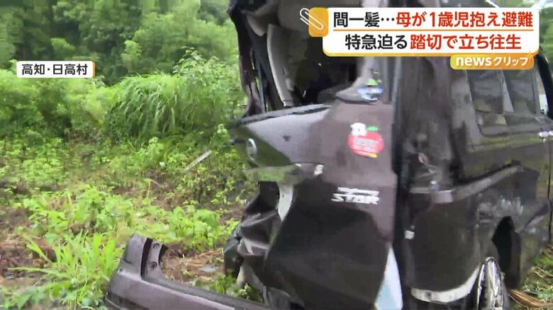 大きくひしゃげて、後部座席がつぶれている車体